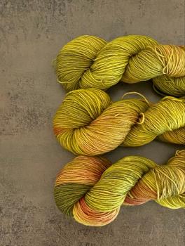 Handgefärbte Wolle, als Strang