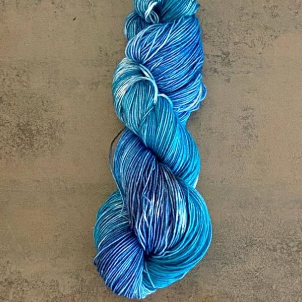 Handgefärbte Wolle, als Strang