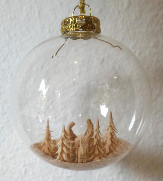 Christbaumkugel mit Miniaturschnitzerei