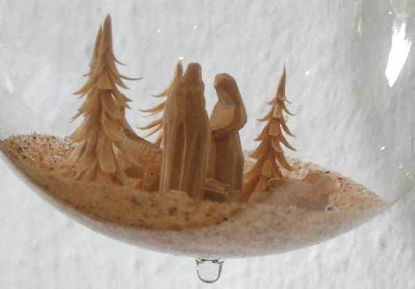 Christbaumkugel mit Miniaturschnitzerei